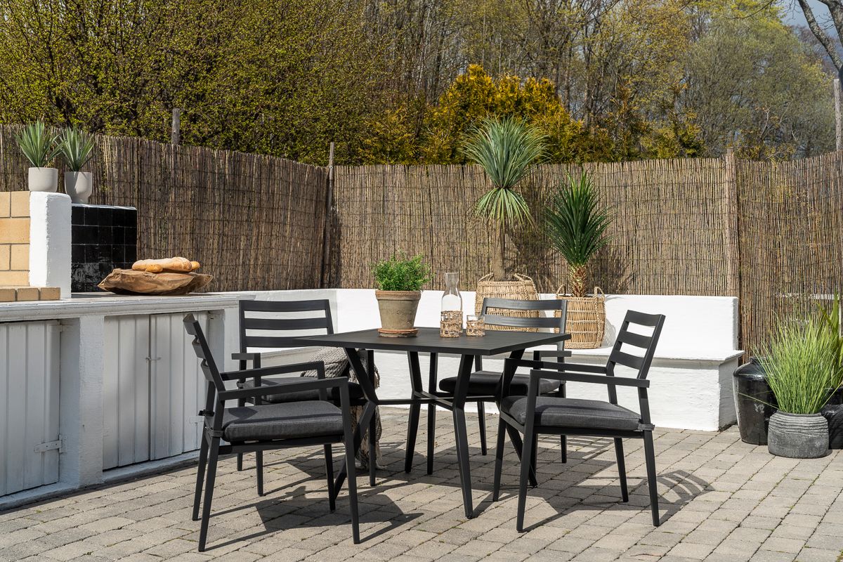 Venice spisegruppe - bord 91,5 + 4 stoler (mørk grå)